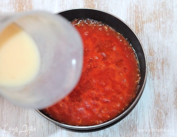 В 100 мл воды развести 1 ч. л. горчицы и 2 ч. л. сахарного песка. В томатный соус добавляем раствор горчицы, соль, красный и черный перец, перемешиваем и тушим на медленном огне в течение 5 минут.