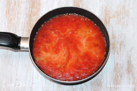 Готовый соус остудить. В остывший соус добавляем яблочный уксус и тщательно перемешиваем. Корректируйте вкус.