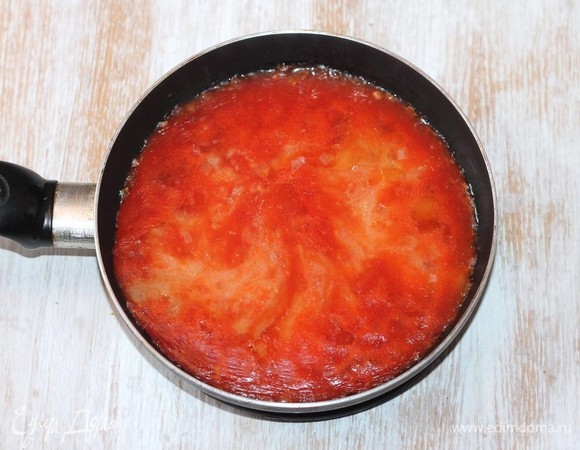 Готовый соус остудить. В остывший соус добавляем яблочный уксус и тщательно перемешиваем. Корректируйте вкус.