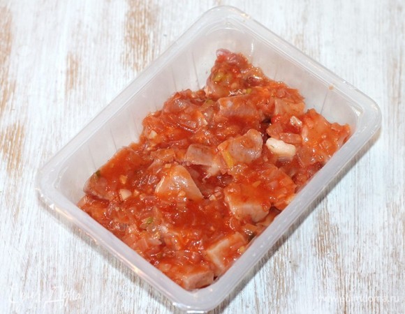 Нарезанные куски свинины заливаем приготовленным соусом и перемешиваем. Миску с шашлыком закрываем пленкой и ставим мариноваться на 8–12 часов в холодильник.