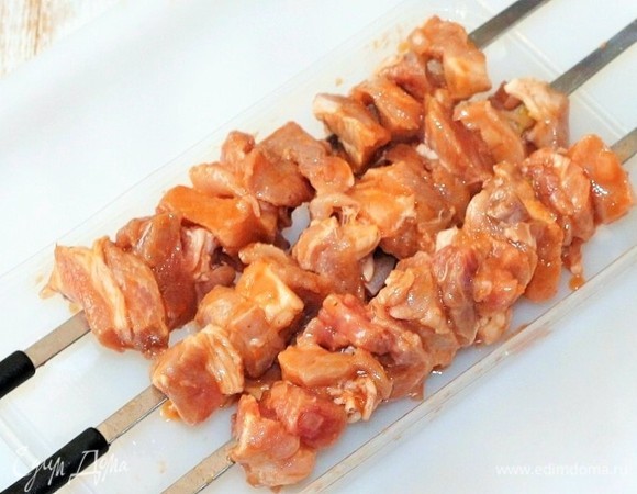 Замаринованный шашлык насадить на шампур.