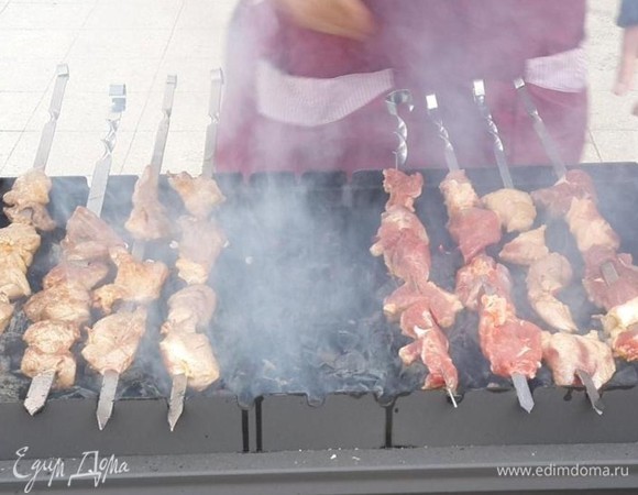 Жарить такой шашлык рекомендуется на раскаленных углях.