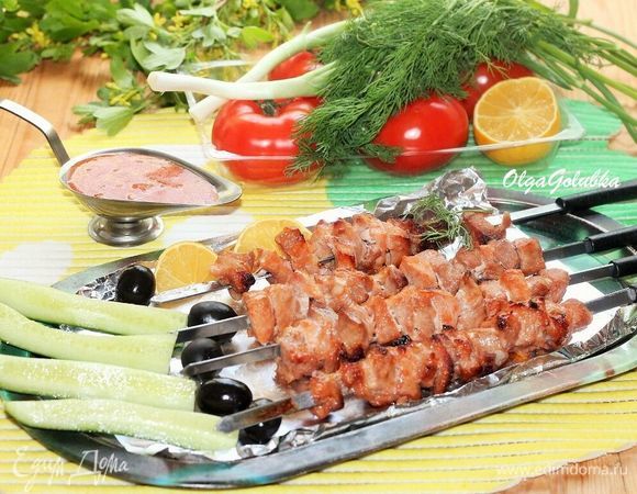 Шашлык, замаринованный в пикантном соусе, готов! Приятного аппетита!