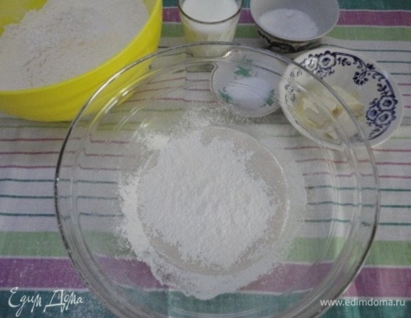 Приготовьте дрожжевое тесто: дрожжи растворите в теплой воде с 1 ч. л. сахара (от общей нормы) и посыпьте парой столовых ложек муки (тоже от общего количества). Оставьте на 15 минут.