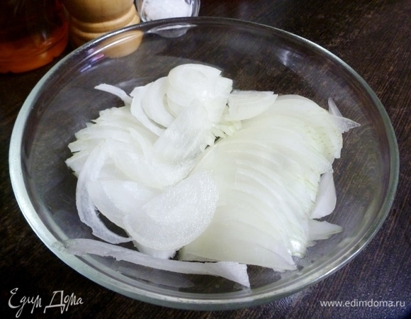 Лук очистить и нарезать полукольцами.