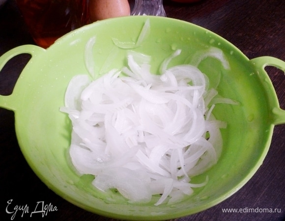 Слить горячую воду и охладить лук под холодной водой, откинуть на дуршлаг, чтобы жидкость стекла.