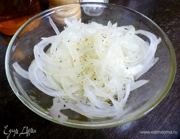 Посолить и поперчить лук, добавить нерафинированное подсолнечное масло. Можно по желанию добавить щепотку сахара.