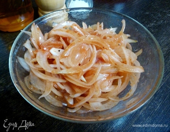 Добавить томатную пасту и перемешать. Советую добавить именно пасту — томатный соус жидковат, и его надо класть больше, а кетчупы имеют совсем другой вкус. Тот студенческий лук из юности мы готовили именно с томатной пастой, тогда она была натуральной и очень вкусной.