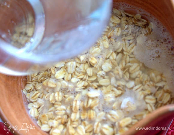 Залить чистой фильтрованной водой из расчета 1:2, то есть 1 чашка хлопьев + 2 чашки теплой воды.