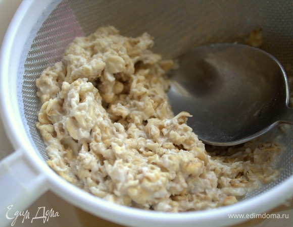 Протереть через сито в 3 захода. В процессе я добавила еще 0,5 чашки кипяченой воды.