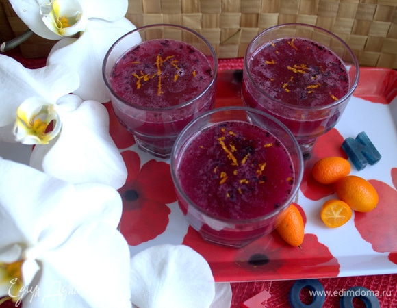 Верх украсить цедрой апельсина.