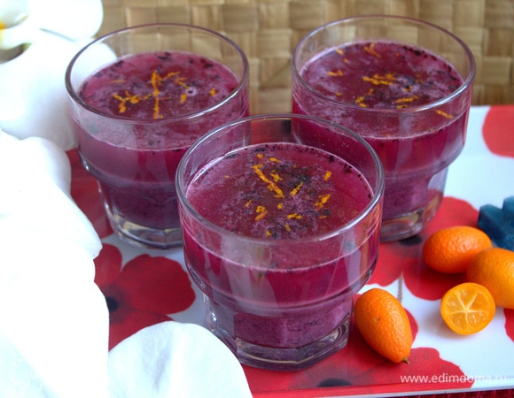 В жару пьем охлажденным.