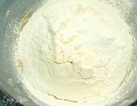 Муку просеять. Добавить разрыхлитель, ваниль. Перемешать. Добавить к яично-масляной массе.