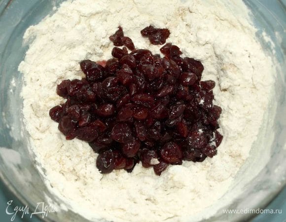 Добавить клюкву с виски. Замесить мягкое тесто. Тесто немного будет липнуть к рукам.