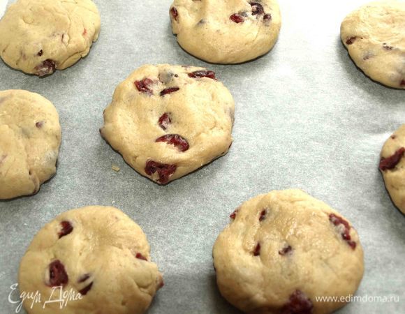 Печенье можно выпекать сразу, как замесили тесто. Руки смазать растительным маслом или мукой. Или просто выкладываем тесто на противень ложкой. Формируем печенье и выкладываем на противень, застеленный пекарской бумагой. Отправляем печенье в заранее разогретую до 180°C духовку на 15–20 минут (время зависит от размера печенья и вашей духовки).