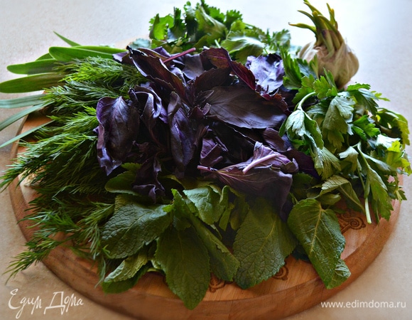 Подготовьте зелень: хорошо промойте и просушите, удалите стебельки, оставив только листочки. Мелко порубите зелень.