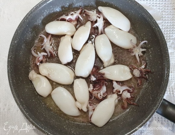 Добавляем щупальца и обжариваем еще 1 минуту.