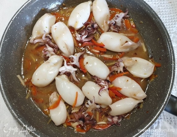 Обжариваем все вместе 1 минуту.