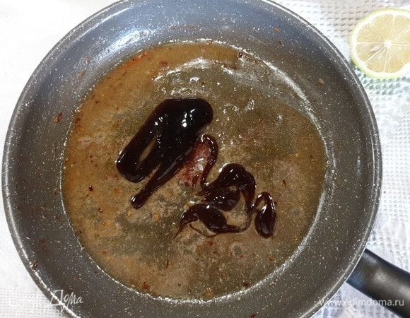 Кальмары выкладываем в емкость для маринования. В оставшийся соус добавляем устричный соус и выжимаем сок половины лимона.