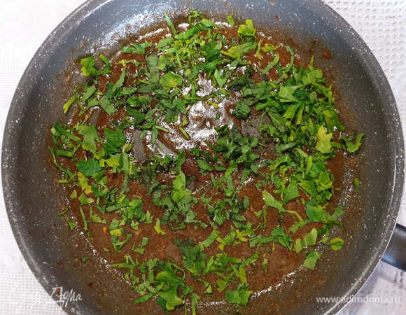 Когда маринад станет однородным, добавим нарезанную петрушку и мяту. Пробуем на соль.