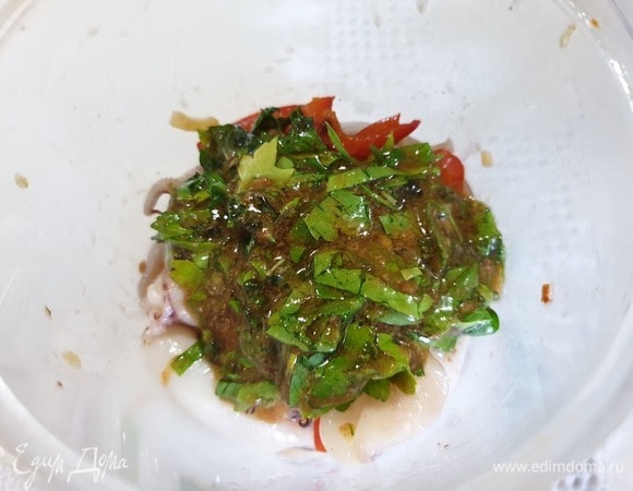 В емкость с кальмарами добавляем маринад.