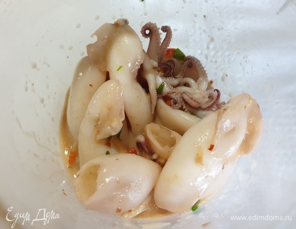 Накроем емкость с кальмарами крышкой, хорошо потрясем, чтобы маринад равномерно распределился.