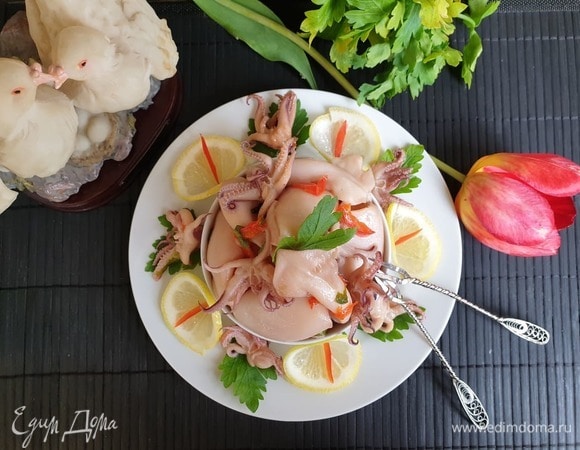 Через час кальмары готовы.