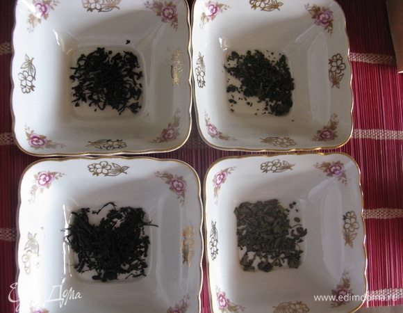 Ну и, конечно, то, что вырастить у нас нельзя — это уже другие сорта чая, поэтому за ними придется идти в магазин. Саусеп зеленый крупнолистовой, черный Earl Grey, натуральный зеленый чай крупнолистовой и ферментированный зеленый иван-чай. После того как мы заварили чай, в нем вырабатываются эфирные масла. Он ободряет, как кофе, если немного настоится. Но ни в коем случае не оставляйте заварку надолго — по китайской мудрости она превращается из бальзама в яд. Лучше меньше заварить, но делать это чаще. Приятного чаепития.