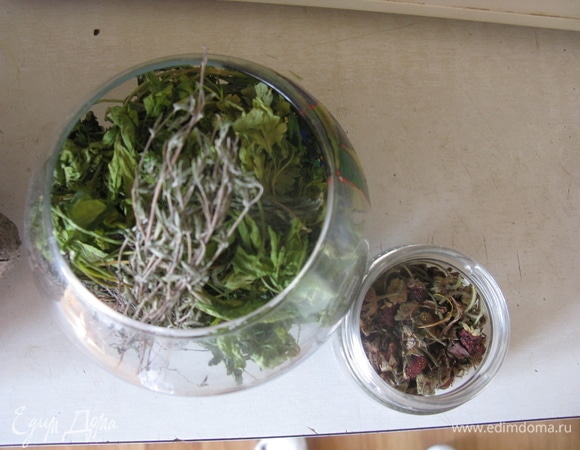 По традиции обязательно изначально все чаи поместить в отдельные емкости и передавать по кругу, как бы здороваясь с каждым из них, вдыхая аромат чая. После в глиняную или фарфоровую посуду (это обязательно), особенно если говорить о чайнике, заливаем кипяток и прогреваем. Сливаем воду. Чаи вкусны в разных вариациях, травы, что растут на грядке или на балконе, засушив, спокойно можно класть в чай.