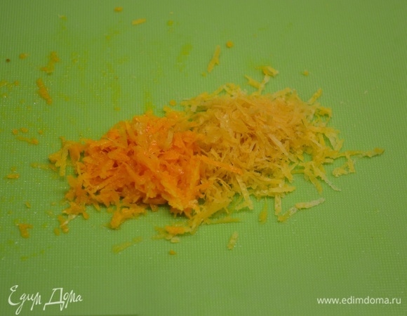 Вскипятить воду и остудить. Фрукты помыть. С целого лимона и с половины апельсина снять цедру.