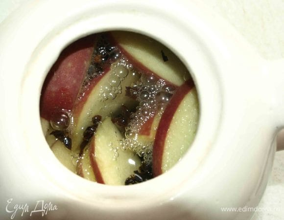 Отфильтрованную воду довести до кипения и залить ей подготовленные продукты. Закрыть крышкой и дать настояться 10 минут.