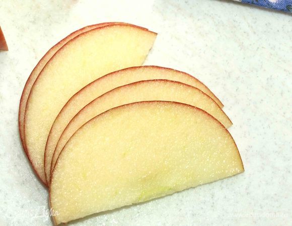 Оставшееся яблоко нарезать очень тонкими дольками.