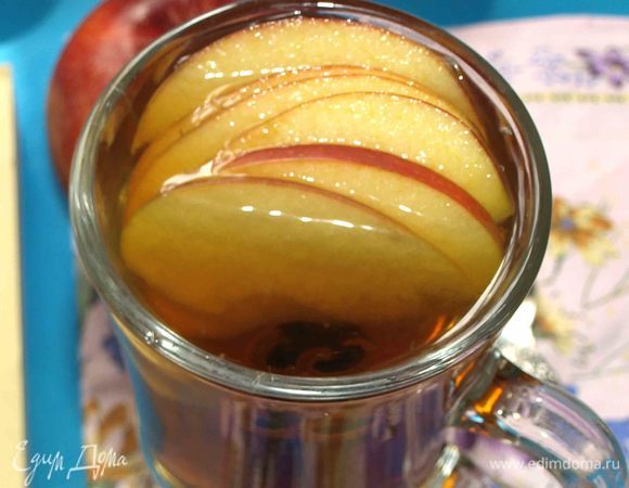 Кладем в кружку (стакан, чашку) дольки яблока и наливаем чай. Можно добавить в кружку палочку корицы. По желанию можно добавить сахар, но чай получается ароматным и вкусным, что в дополнительной сладости не нуждается.