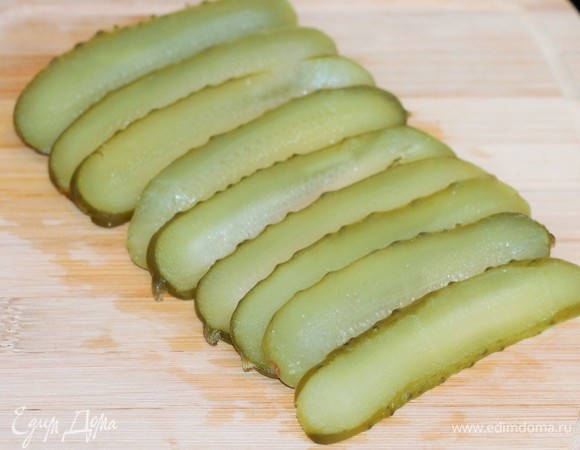 Маринованные огурчики или болгарский перец (можно и острый перец) нарежьте полосками.