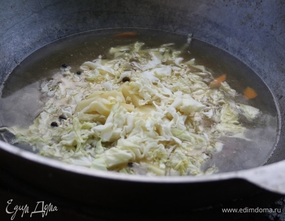 Добавить нарезанные картофель и капусту, специи.