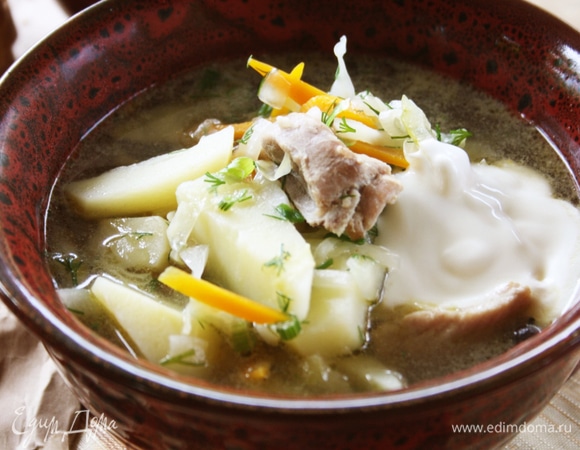 Подавать со сметаной и свежим хлебом. На свежем воздухе на пикнике такое первое блюдо будет весьма кстати!