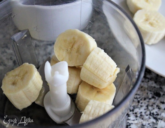Отправить в блендер один спелый банан.