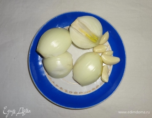 Лук и чеснок очистить, вымыть, обсушить. Лук нарезать на небольшие кусочки.