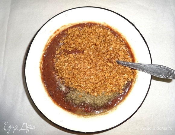 Печень, лук и чеснок измельчить в мясорубке. Добавить соль, перец, всыпать гречневые хлопья, перемешать. Оставить смесь на полчаса для набухания.