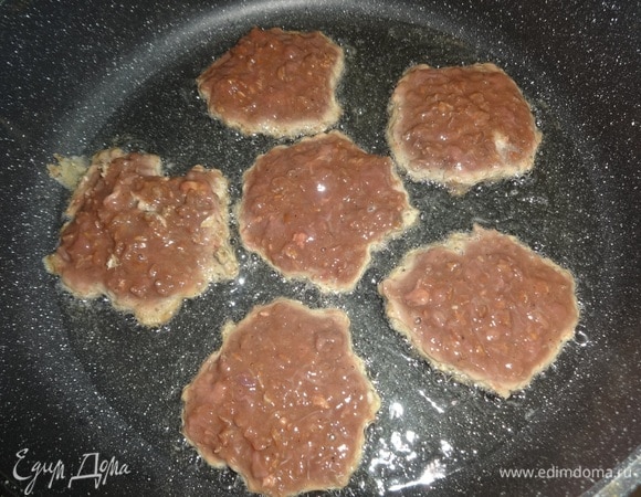 В сковороде разогреть растительное масло, выкладывать столовой ложкой печеночную массу в форме круглых или овальных оладий. Поджарить сначала с одной стороны до румяности.