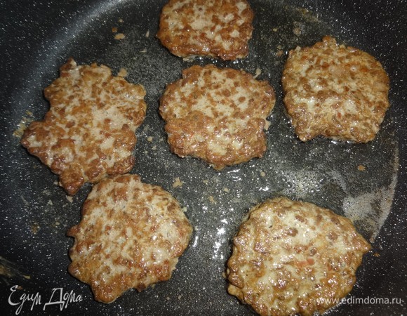 Перевернуть на другую сторону и также обжарить до румяного состояния. Затем убавить огонь, накрыть сковороду крышкой и потушить оладьи 8–10 минут. Так, порциями, обжарить и потушить все оладьи.