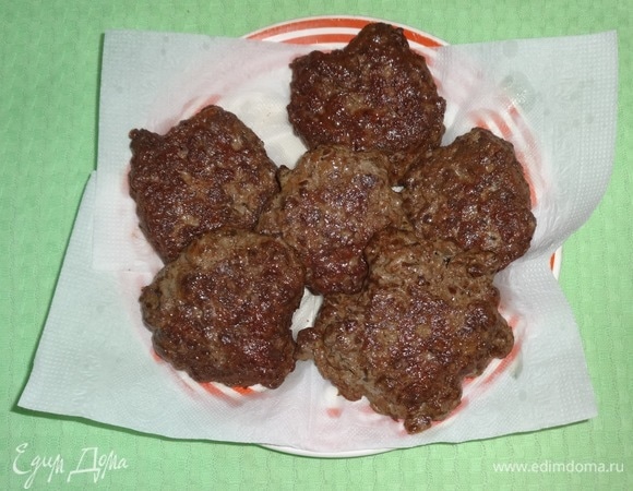 Готовые оладьи выложить на бумажные полотенца, чтобы впиталось лишнее масло.