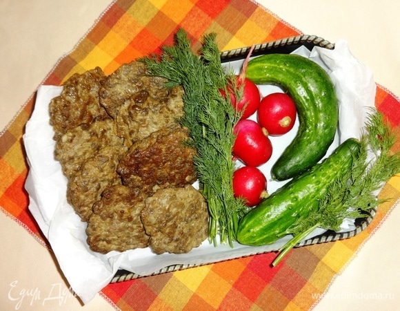 Собираемся на пикник и, конечно, не забываем взять с собой вкусные и полезные печеночные оладушки. А также много свежих овощей и зелени. Угощайтесь! Приятного аппетита!