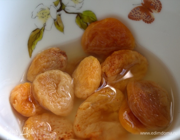 Курагу замочить в воде на 0,5 часа, накрыв блюдцем.