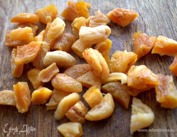 Размягченную курагу нарезать на четвертинки.