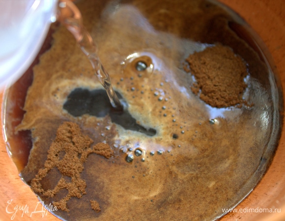 Заливаем горячей водой.