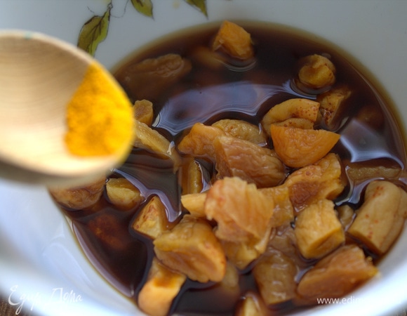 Заливаем половиной цикория курагу, и я еще добавила чуть куркумы. В обычный свой кофе тоже щепотку добавляю, поэтому мне привычно.