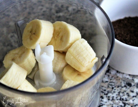 Налить 50 мл кокосового молока. Также отлично подойдет миндальное.