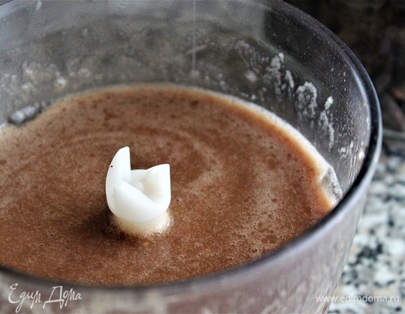 Добавить 200 мл горячей воды. Для сыроедов — воду комнатной температуры. Тщательно взбить до однородного состояния.