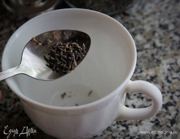 2 щепотки (1/2 чайной ложки) лаванды насыпать в кружку для дальнейшего заваривания.